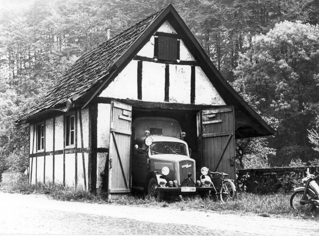 Das 1835 erbaute Spritzenhaus in Kohlstädt mit dem 1953 angeschafften Opel-Blitz-Feuerwehrfahrzeug. Foto: H. Wiemann, 1959